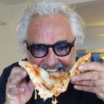 Briatore è sicuro di far digerire ai napoletani la pizza Margherita a 17 euro: “prezzo giusto per un’experience”. La più esclusiva costa 65 euro