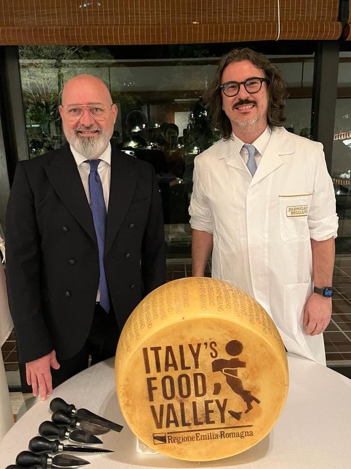 Stefano Bonaccini, presidente della Regione Emilia-Romagna, e Simone Ficarelli, international marketing office e maestro assaggiatore del Consorzio del Parmigiano Reggiano.