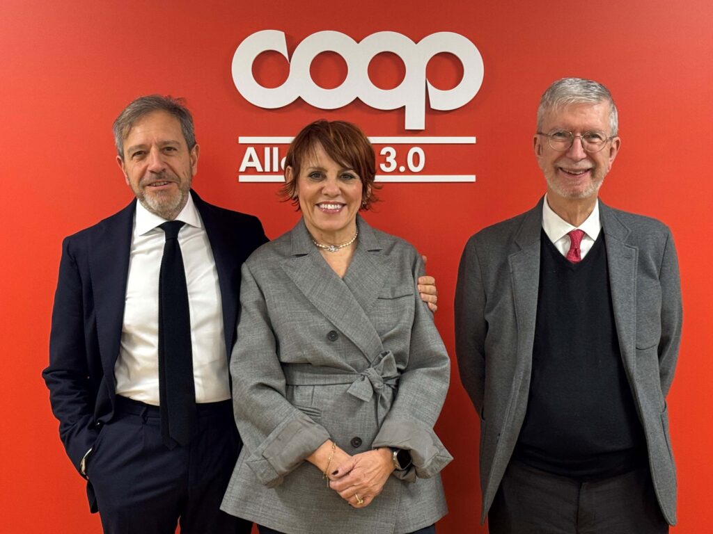 Domenico Livio Trombone, con Milva Carletti, Direttrice Generale della Cooperativa e Mario Cifiello, Presidente uscente